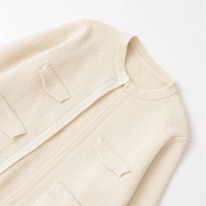 Gilet en maille crème avec col rond et poches décoratives pour le début du printemps
