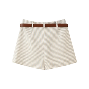 Détail du short à rayures beige avec taille haute et une ceinture en cuir marron foncé
