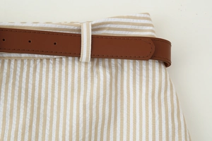 Détail de la jupe-culotte rayée avec ceinture en cuir marron et coutures fines