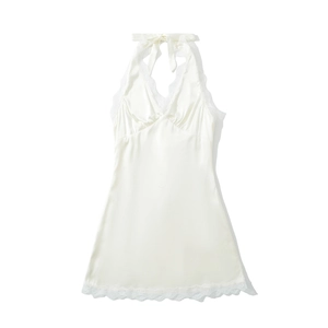 Detailansicht eines cremefarbenen Satin-Neckholder-Kleids mit Spitze und Seidentextur
