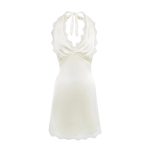 Detail des cremefarbenen Neckholder-Nachthemds mit Spitzenbesatz und glattem Satingewebe