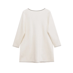 Robe en maille blanc cassé chic avec surpiqûres noires et poche décorative élégante