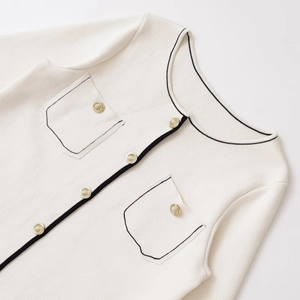 Cardigan classique en maille crème avec bordure noire contrastée et boutons dorés