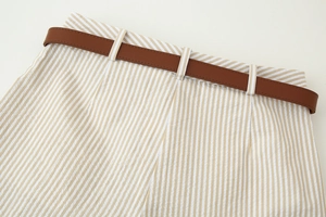 Détail de short rayé à taille haute avec une ceinture en similicuir marron élégante