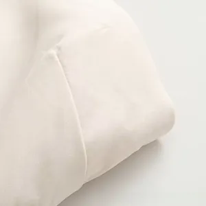 Détail du tissu blanc de haute qualité avec strass et coupe structurée élégante