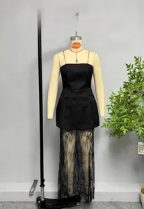Dettaglio di abito bustier nero con gonna lunga in pizzo floreale trasparente su manichino