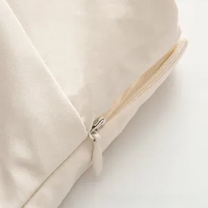 Vue détaillée de la fermeture éclair invisible sur une robe bustier en toile crème