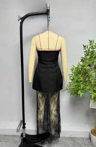 Dettaglio della vita alta e del ricamo in pizzo trasparente sul vestito lungo nero