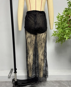 Dettaglio posteriore dei pantaloni in pizzo floreale nero con fodera a vita alta
