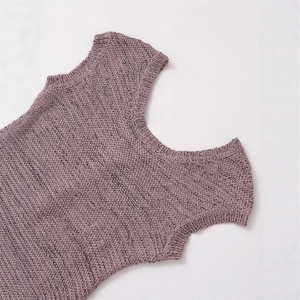 Set donna primavera 2025 con top in maglia senza maniche e pantaloncini viola