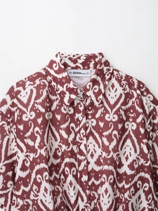 Dettaglio del colletto con stampa floreale boho ed etichetta su camicia da donna
