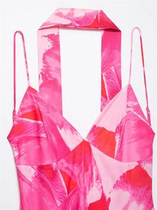 Détail de robe dos nu avec décolleté en V profond et imprimé floral abstrait rose