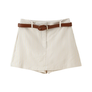 Short femme en seersucker rayé beige avec ceinture marron pour un style décontracté