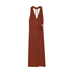Détail de la robe midi dos nu marron-rouge avec décolleté en V et boucle dorée