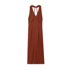 Détail de la robe midi en lin mélangé caramel avec licou et dos croisé élégant