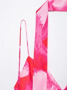 Détail d'une robe en satin de soie avec bretelle réglable et motif marbré rose