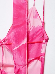 Détail des boucles réglables et des fines bretelles sur une robe en satin rose marbré