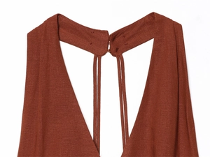 Détail de robe midi terracotta avec col en V et fermeture à crochets au dos