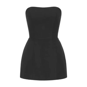 Dettaglio del mini abito nero senza spalline con vita sfiancata e cuciture sagomate