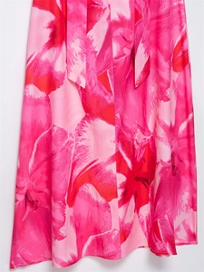 Détail d'une robe en satin de soie à imprimé fleuri avec nœud à la taille et texture