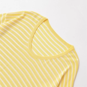 Damen Frühling Strickoberteil mit gelben und weißen Querstreifen und klassischem Rundhals