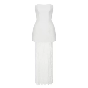 Dettaglio dell'abito da sera bianco a fascia con bordo in pizzo floreale sulla gonna maxi