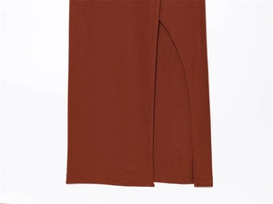 Vue détaillée du zoom sur l'ourlet fendu d'une robe midi en lin mélangé rouge rouille
