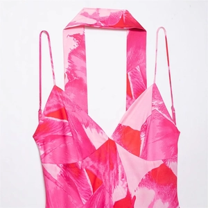 Robe en satin à licou avec imprimé floral abstrait rose et décolleté en V profond