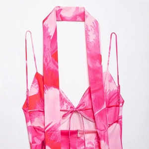 Robe midi élégante en satin à fleurs rose et rouge avec décolleté en V et licou