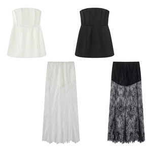Set top a fascia e gonna lunga in pizzo floreale a vita alta in bianco e nero