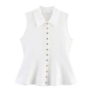 Détail d'un haut polo en maille sans manches blanc avec ourlet péplum et boutons dorés
