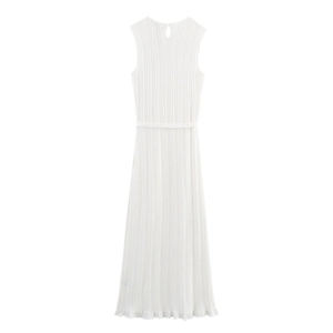 Détail de robe longue blanche sans manches en tricot avec dos nageur et côtes