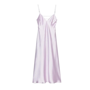 Elegante abito sottoveste in raso viola chiaro con scollo a V e spalline sottili da donna