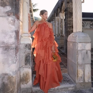 Robe dos nu orange brûlé avec volants superposés et fleurs en couloir ancien