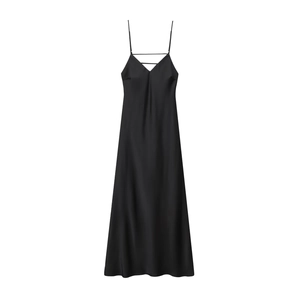 Dettaglio dell'abito sottoveste in raso nero con scollo a V e spalline decorative