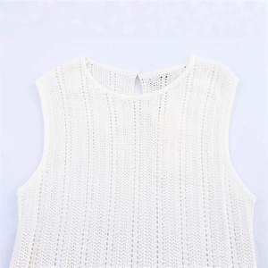 Détail d'un gilet blanc en maille ajourée avec texture rayée et fermeture boutonnée au dos