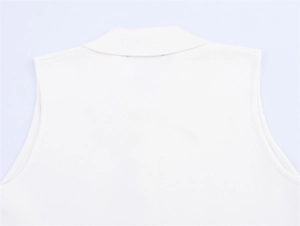 Détail de la maille et des coutures du col à revers sur un gilet blanc sans manches