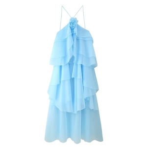 Robe longue en mousseline bleu clair avec licou, fleur et volants superposés