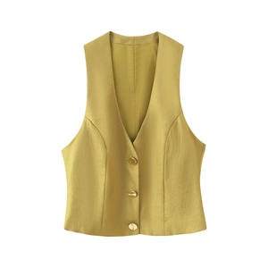 Gilet da donna in raso giallo senape con scollo a V e tre bottoni dorati eleganti