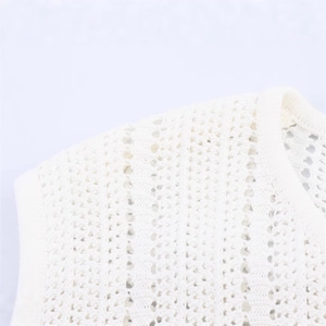 Robe longue en crochet blanc avec motifs ajourés sophistiqués et ceinture élégante