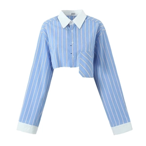 Détail de chemise courte à rayures bleues montrant le col blanc et la poche poitrine