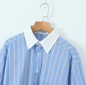 Détail du col contrasté blanc et du tissu rayé sur la chemise de début de printemps