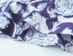 Dettaglio del tessuto a stampa floreale con cuciture di qualità e motivo a fiori blu