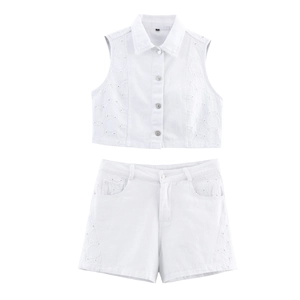 Detailansicht von weißem ärmellosem Top und Shorts Set mit seitlicher Lochstickerei