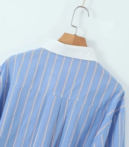 Détail d'une chemise à rayures bleues montrant l'empiècement dos et le col blanc contrasté