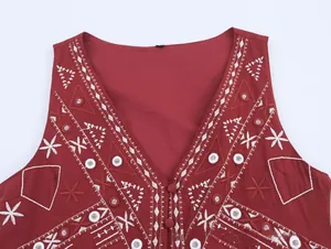 Détail du gilet ethnique bordeaux avec broderie blanche et paillettes effet miroir