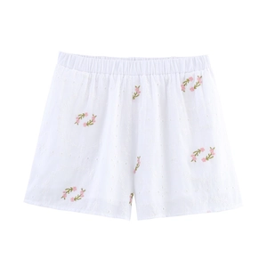 Détail du short blanc en broderie anglaise avec fleurs roses et taille élastique