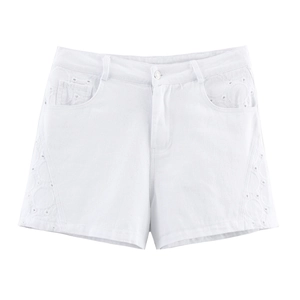 Detail von weißen Baumwoll-Jeans-Shorts mit feiner Spitzenstickerei und seitlichen Taschen