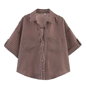 Détails d'une chemise en lin à rayures marron et blanc avec col et poches poitrine