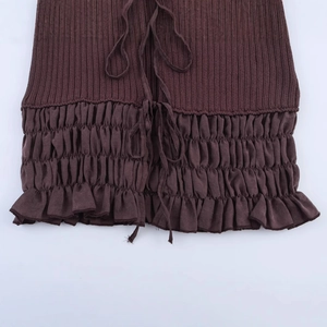 Dunkelbraunes Damen-Strickoberteil mit Rippenstruktur, Rüschensaum und Dekobändern